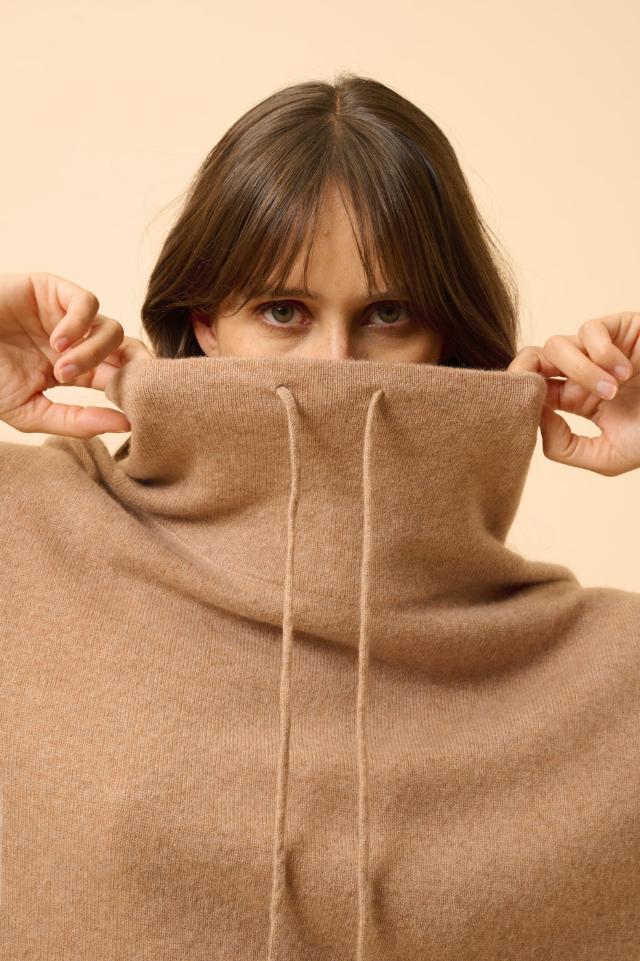 Jersey de Cuello Alto con Cordón Ajustable y Aberturas Laterales - Melrose - Camel Vigoré