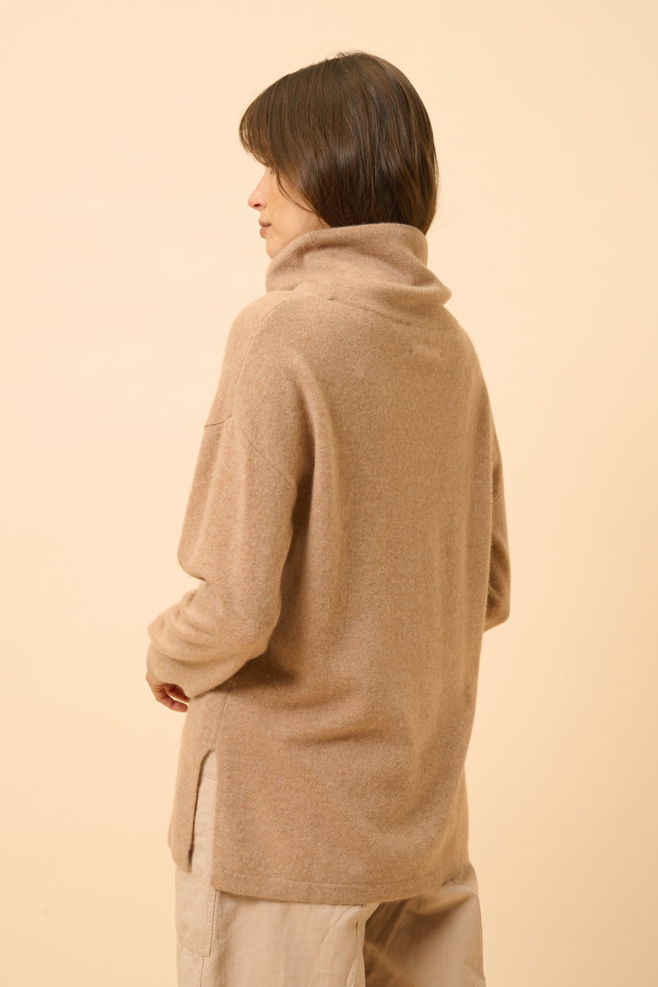 Jersey de Cuello Alto con Cordón Ajustable y Aberturas Laterales - Melrose - Camel Vigoré