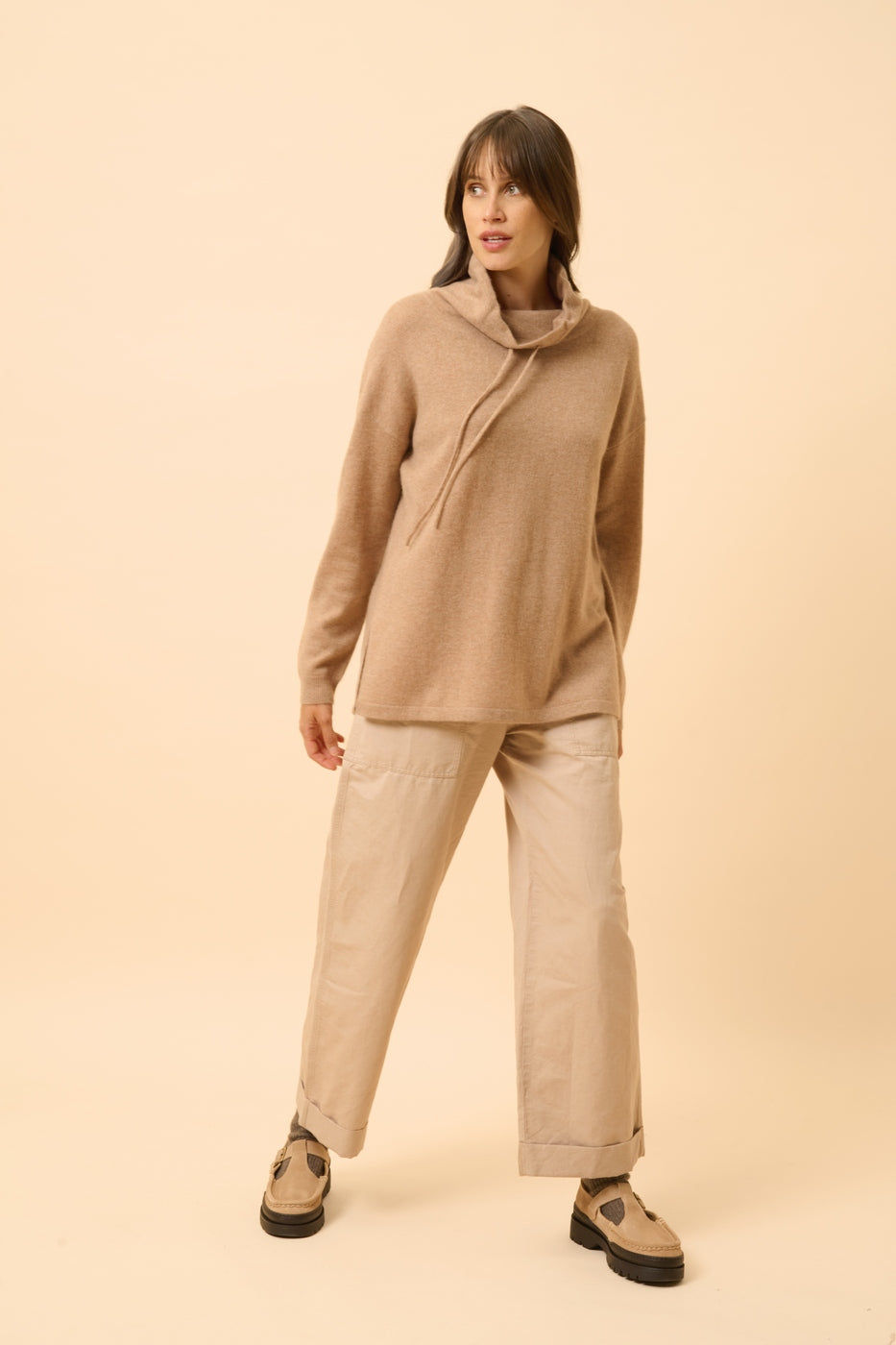 Jersey de Cuello Alto con Cordón Ajustable y Aberturas Laterales - Melrose - Camel Vigoré
