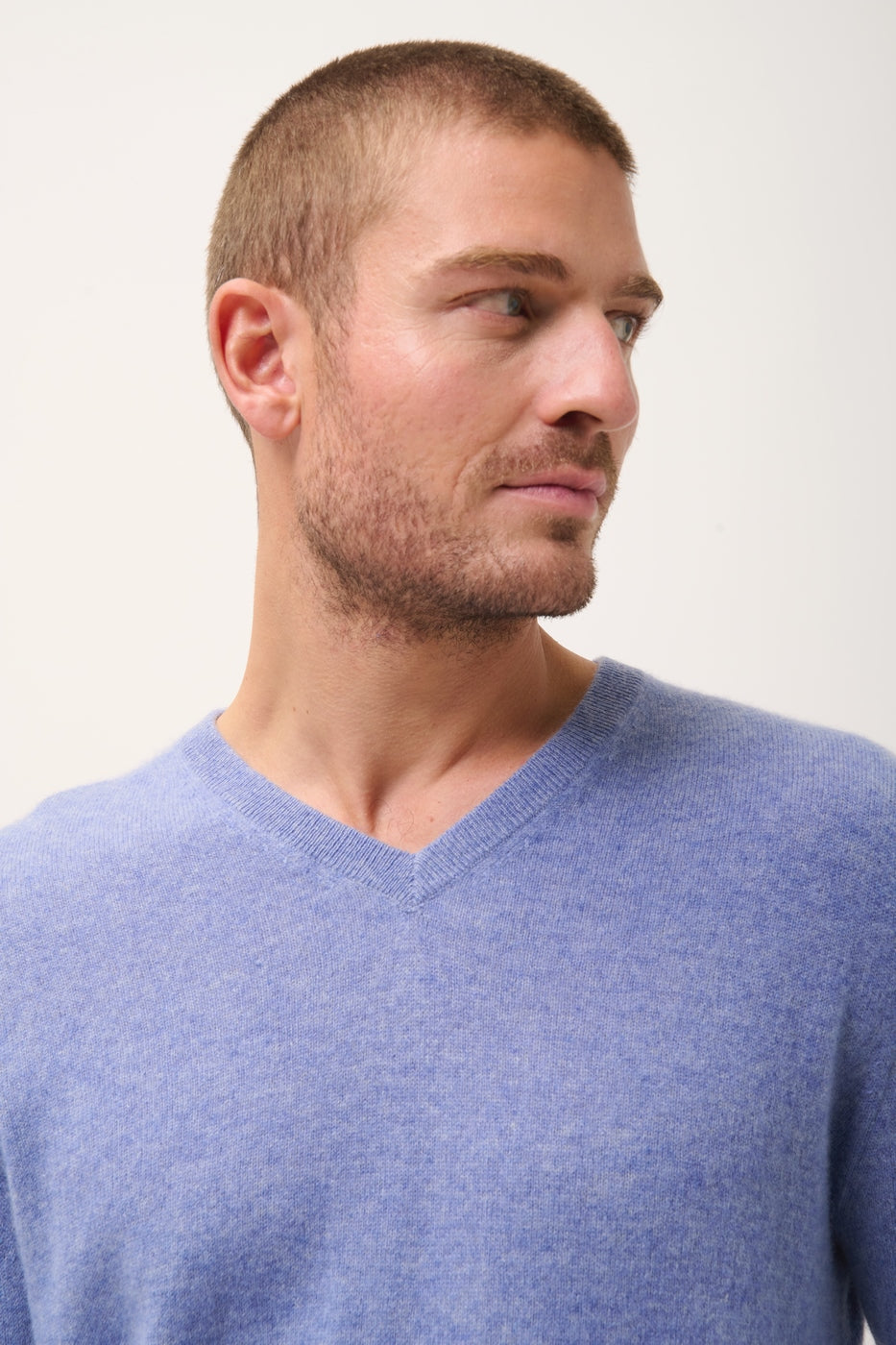 Jersey de Cuello de Pico -Walt-100% Cachemira, 2 Cabos-Sky Vigoré-Hombre