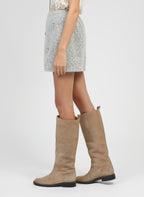 An'ge – Jupe Courte Jyma Ecru, jupe courte en tweed gris et bottes hautes en daim beige