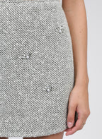 An'ge – Jupe Courte Jyma Ecru, jupe en tweed blanc et noir, portée par un mannequin