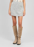 An'ge – Jupe Courte Jyma Ecru, jupe courte en tweed gris et blanc portée par un mannequin