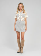 An'ge – Jupe Courte Jyma Ecru, robe courte en dentelle et tweed gris clair portée par un mannequin