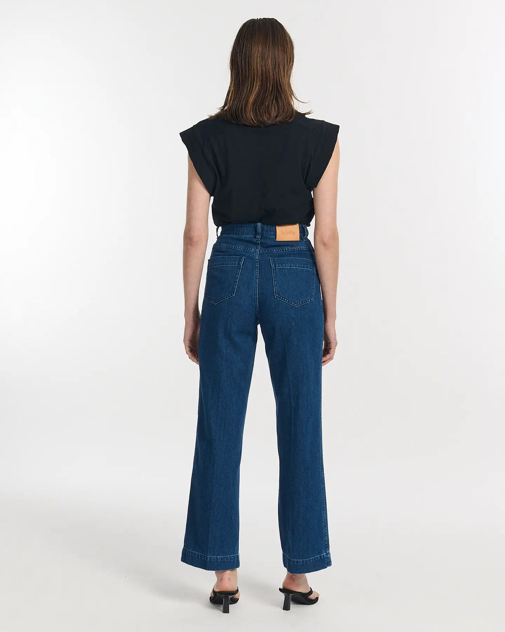 Jean en denim bleu foncé 100 % coton, coupe droite et légèrement large, adapté à toutes les morphologies féminines, offrant confort et style décontracté.