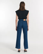 Jean en denim bleu foncé 100 % coton, coupe droite et légèrement large, adapté à toutes les morphologies féminines, offrant confort et style décontracté.