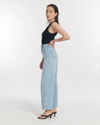 Jean femme en denim léger bleu clair, coupe droite avec taille haute, tissu 100 % coton offrant un fit confortable et adapté à toutes les morphologies.
