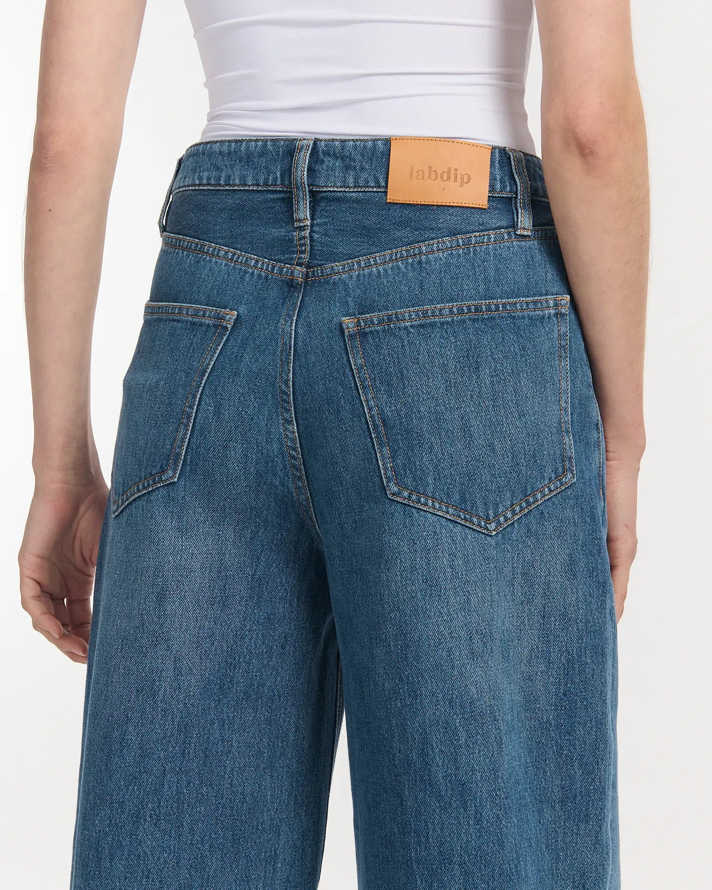Jean femme en denim bleu moyen 100 % coton avec coupe large et taille haute, matière épaisse et résistante signée Labdip, idéal pour toutes morphologies.