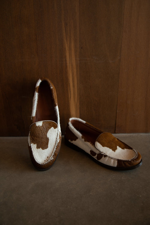 Mocasín con estampado de vaca de pelo de becerro