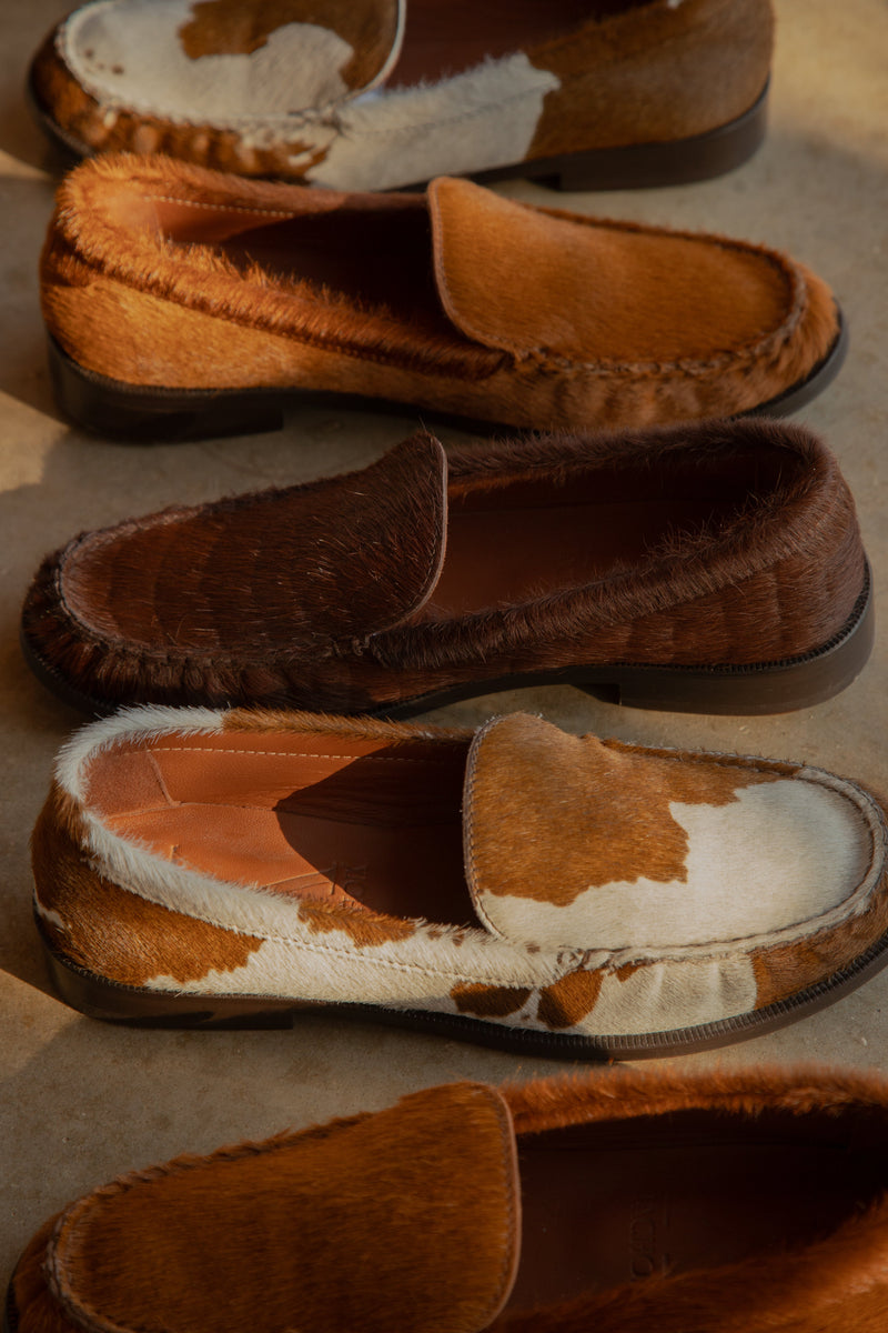 Mocasín con estampado de vaca de pelo de becerro