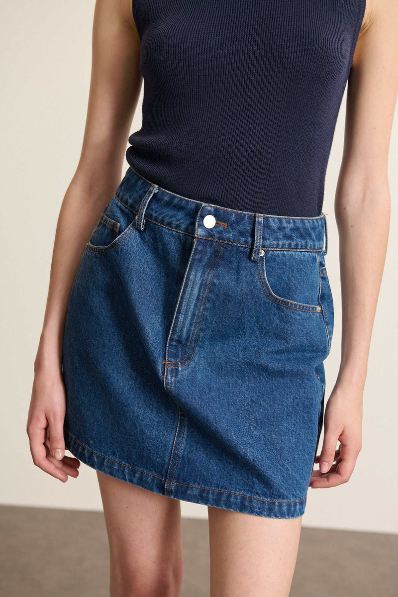 Maille fluide et légère pour le pull BIL Garance Paris coloris marine, à la coupe ajustée sans manches AH 2025.