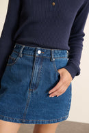 Pull col polo marine, collection Garance Paris automne hiver 2025, boutons effet corne et maille douce en viscose et laine. 