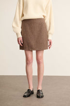 Mini jupe BOWEN coloris marron Garance Paris automne hiver 2025 avec doublure et zip au dos.