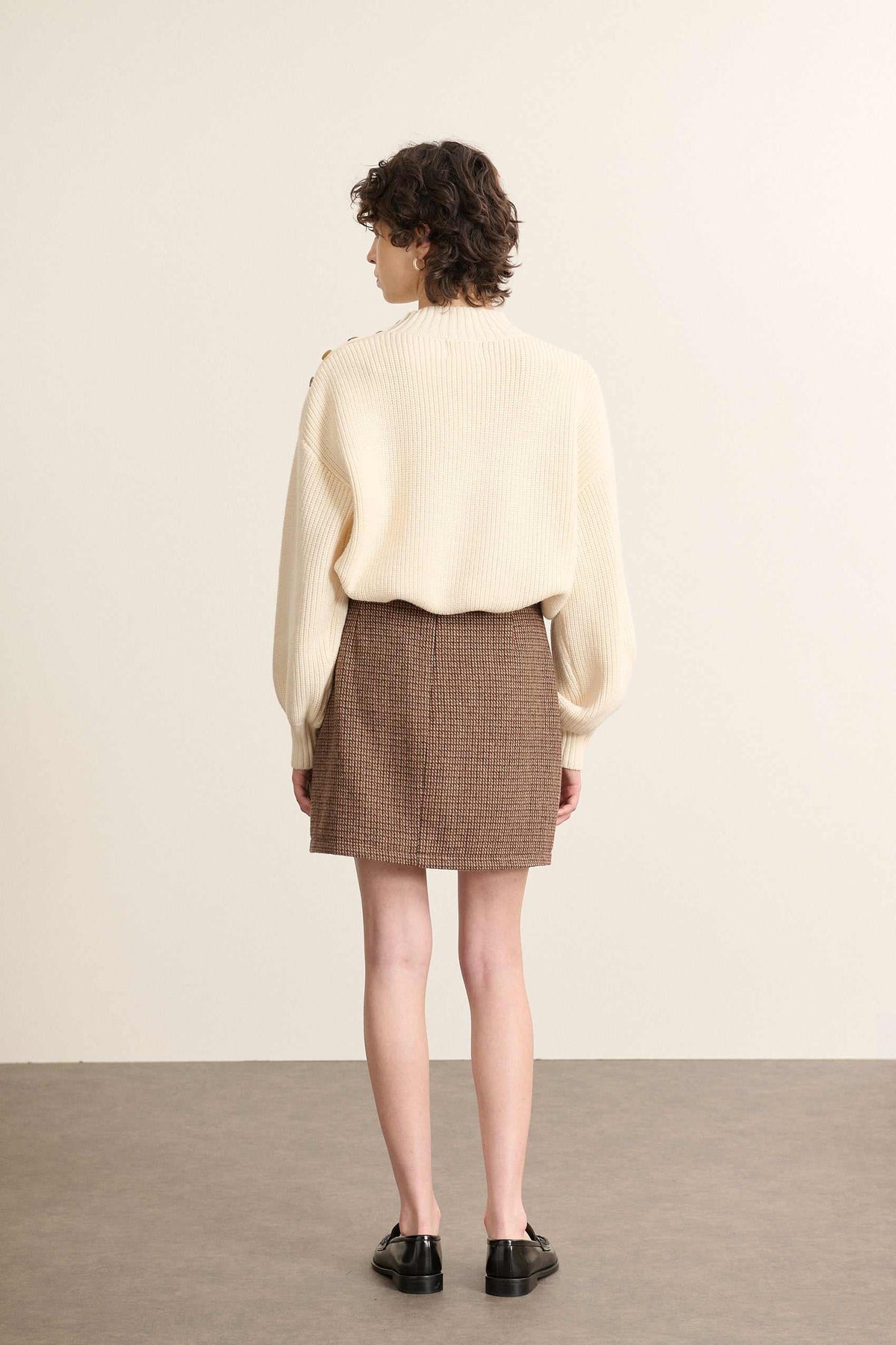 Fermeture zippée invisible au dos, positionnée sur la couture centrale sur la jupe BOWEN coloris marron.