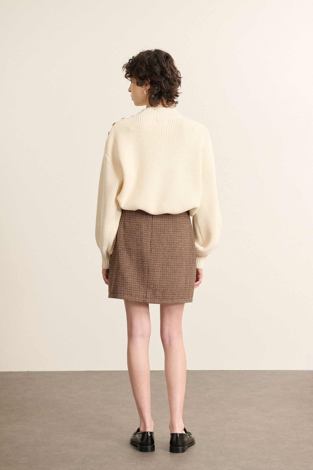 Vue arrière du pull ample écru, coupe droite légèrement oversize avec finitions côtelées en bas de pièce.