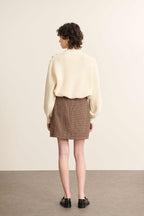Vue arrière du pull ample écru, coupe droite légèrement oversize avec finitions côtelées en bas de pièce.