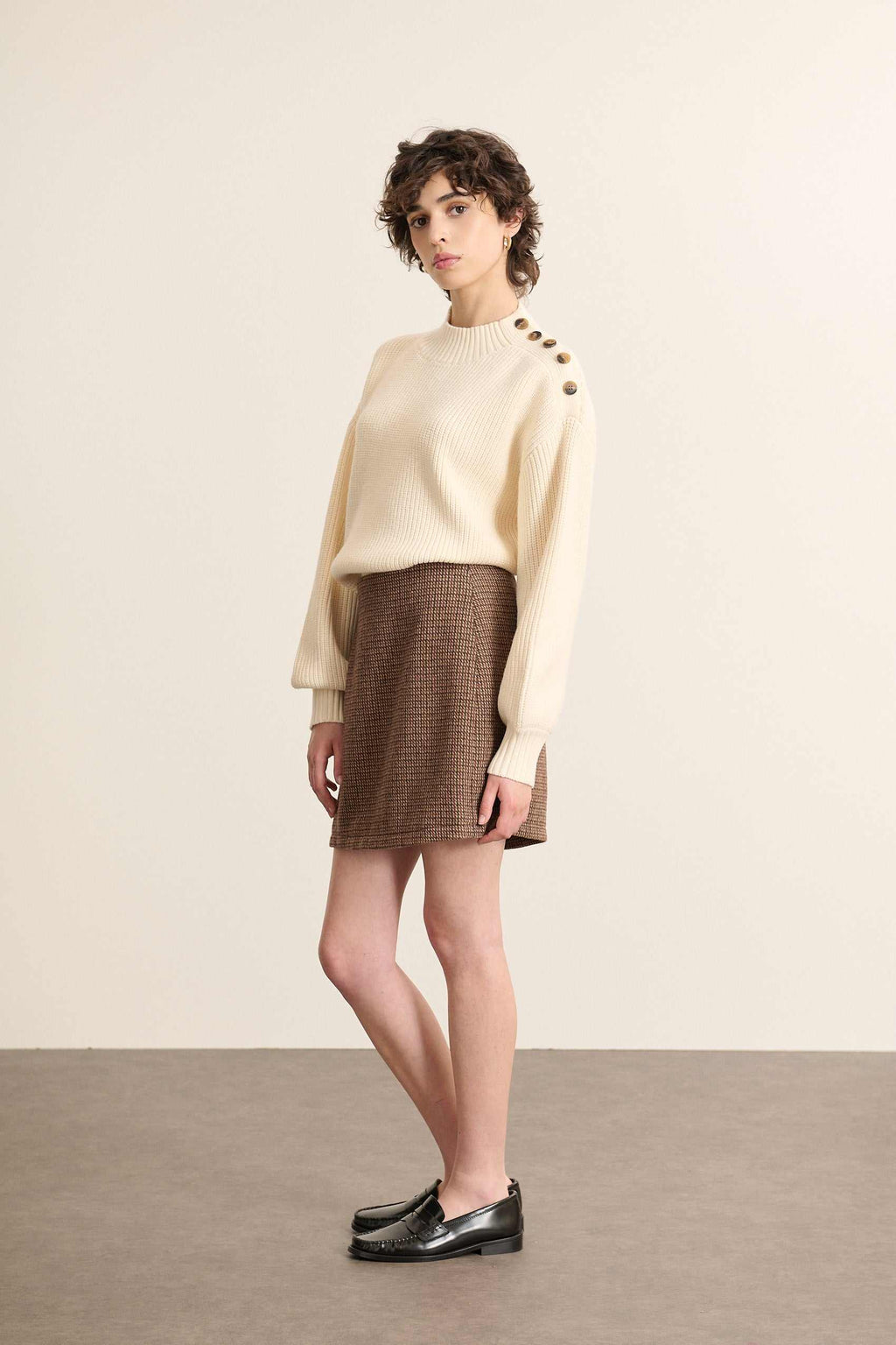 Mini jupe avec doublure et zip invisible au dos avec un tissu esprit pied de poule Garance Paris de couleur marron.