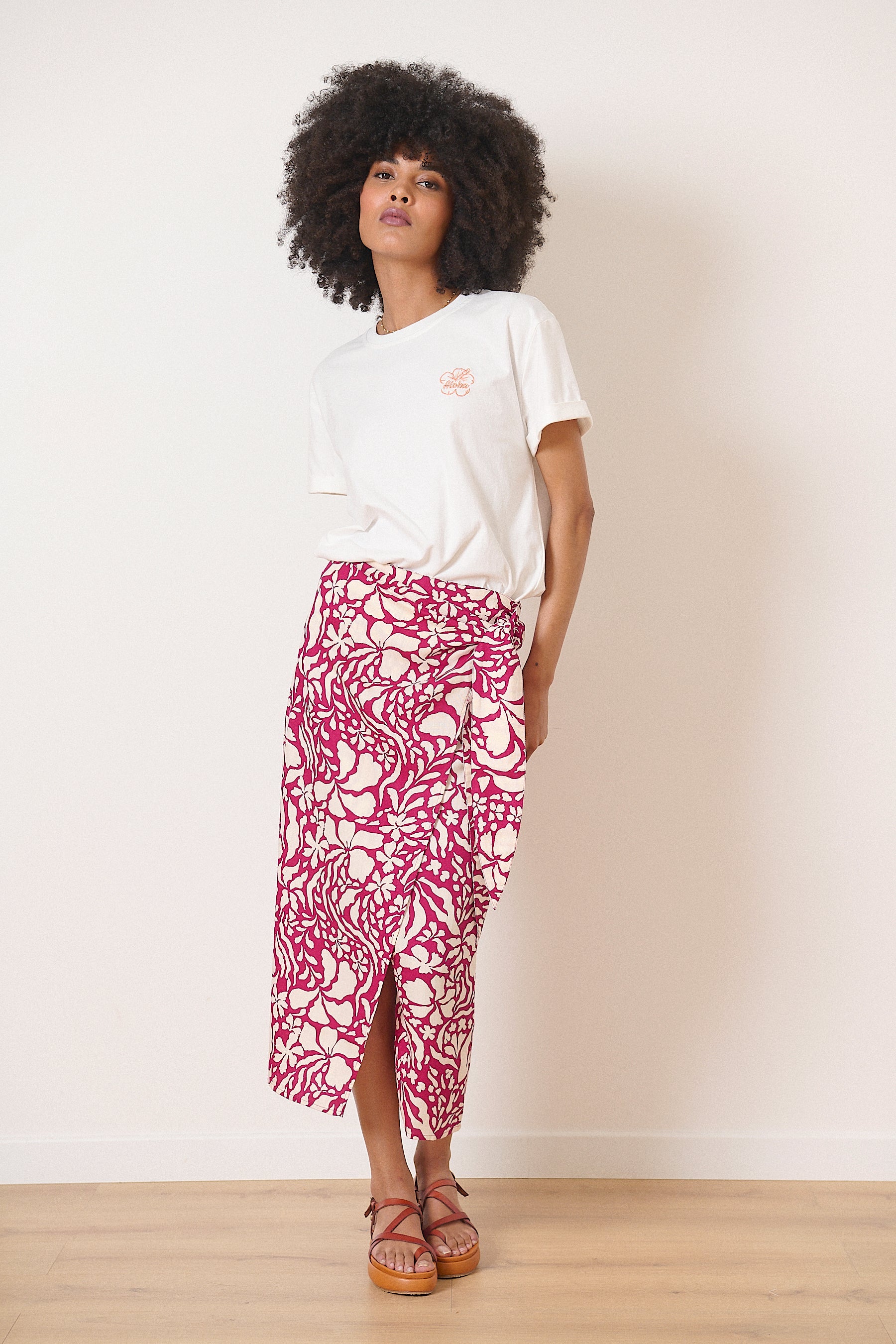Jupe allure fluide et féminine au tissu fleuri au coloris grenat bas femme estival printemps été 