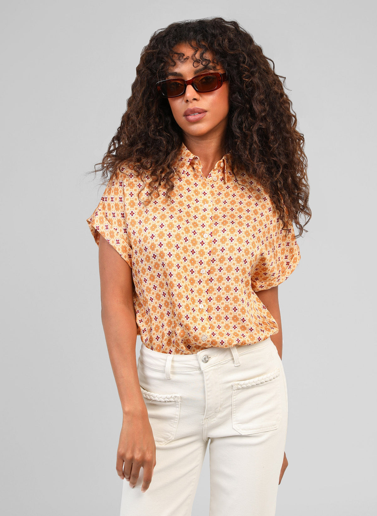 An'ge – Chemise Kacilia Domini Ble, mannequin femme portant une chemise à motifs et un pantalon clair