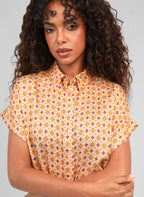 An'ge – Chemise Kacilia Domini Ble, chemise à motifs géométriques portée par une femme aux cheveux bouclés