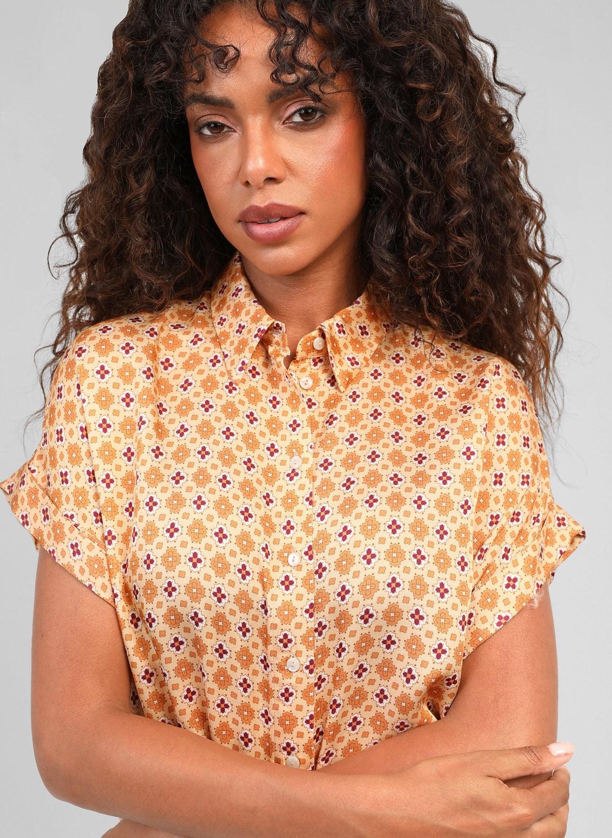 An'ge – Chemise Kacilia Domini Ble, chemise à motifs géométriques portée par une femme aux cheveux bouclés