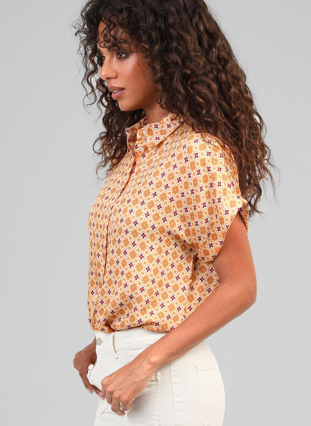 An'ge – Chemise Kacilia Domini Ble, mannequin de profil portant une chemise à motifs géométriques orange et bordeaux
