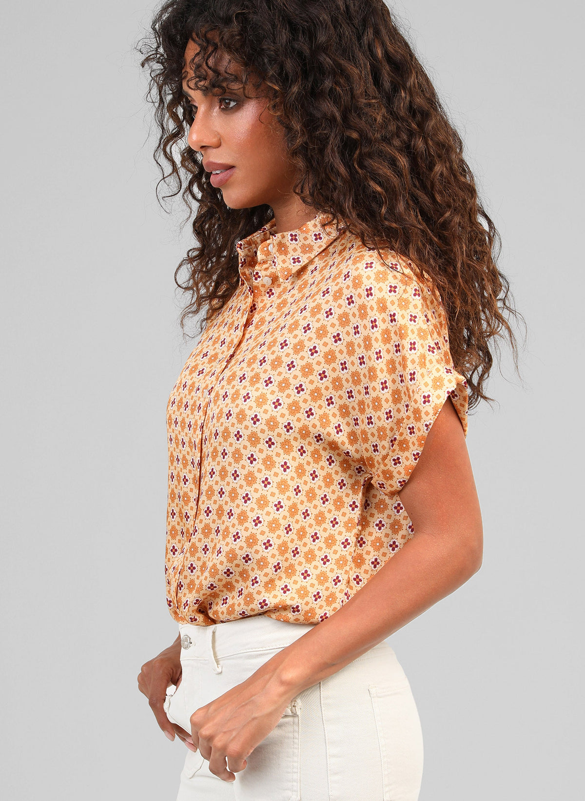 An'ge – Chemise Kacilia Domini Ble, mannequin de profil portant une chemise à motifs géométriques orange et bordeaux