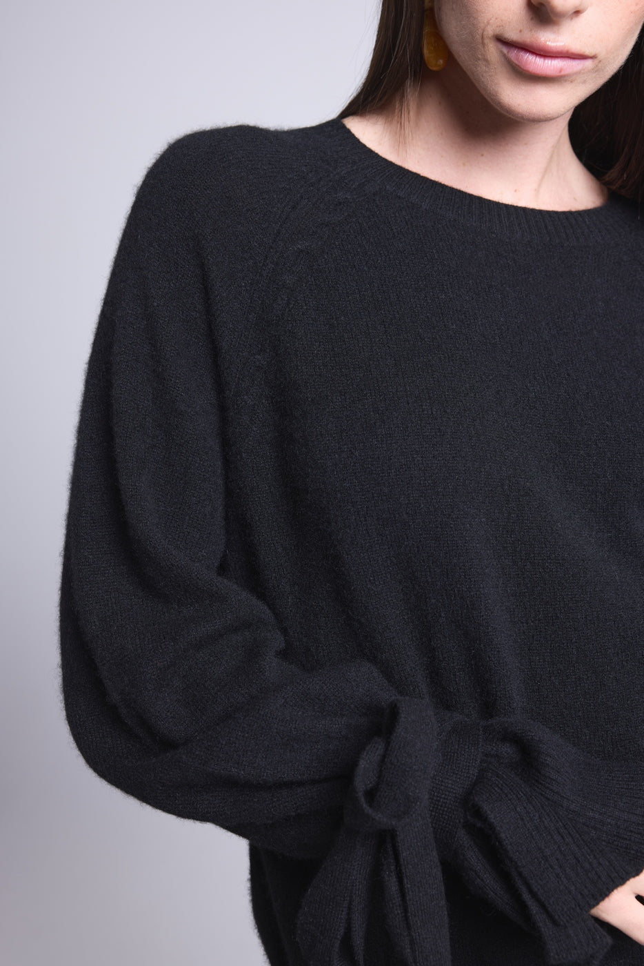 Round-Neck Jumper With Knotted Wrists Kelly - Black - Women