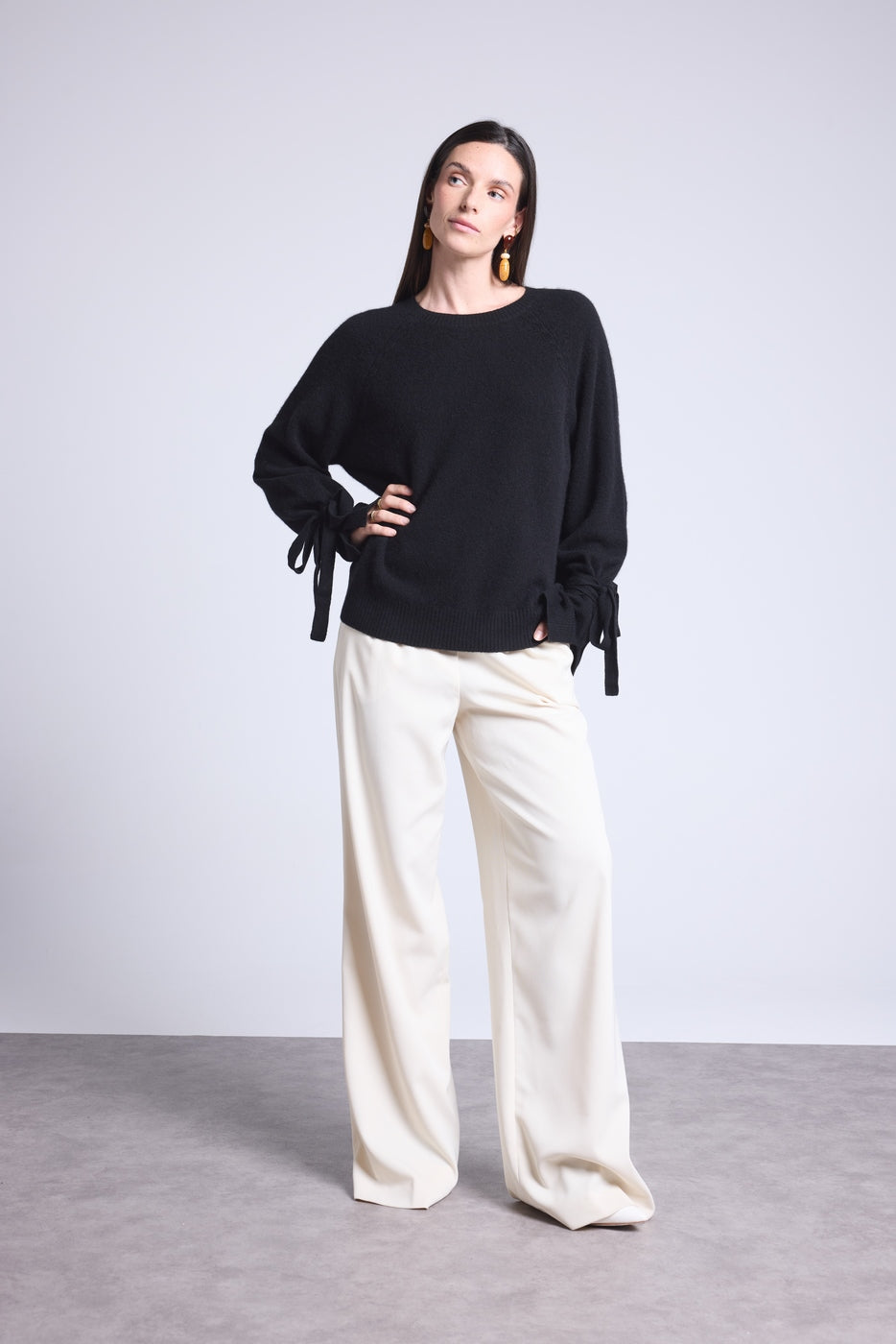 Round-Neck Jumper With Knotted Wrists Kelly - Black - Women