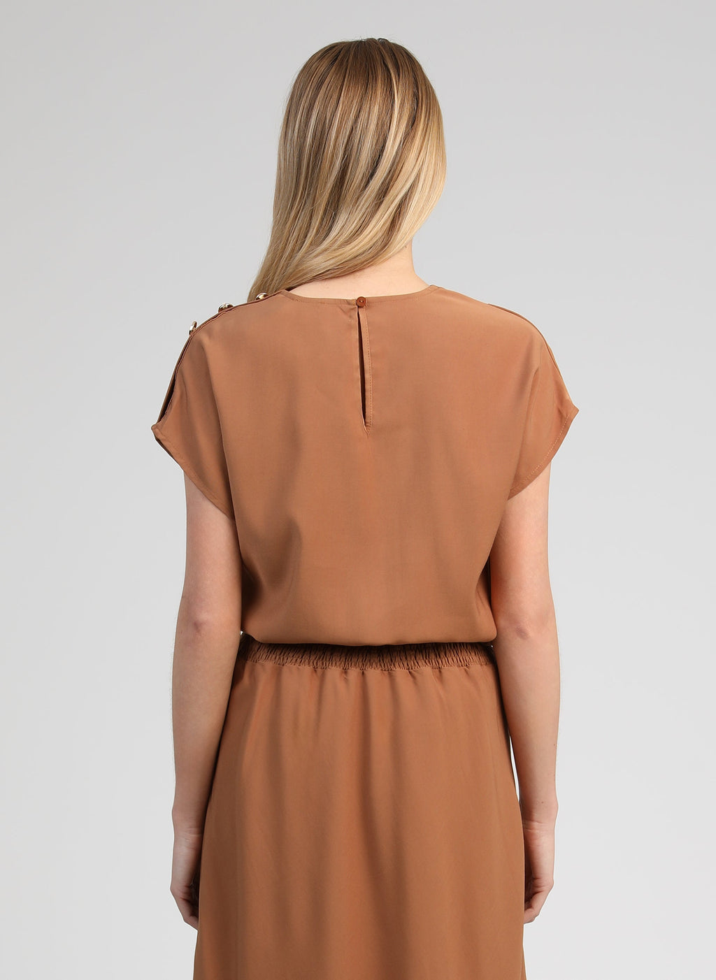 An'ge – Top Kiline Daim, langes braunes Kleid aus fließendem Stoff, von hinten getragen von einer Frau