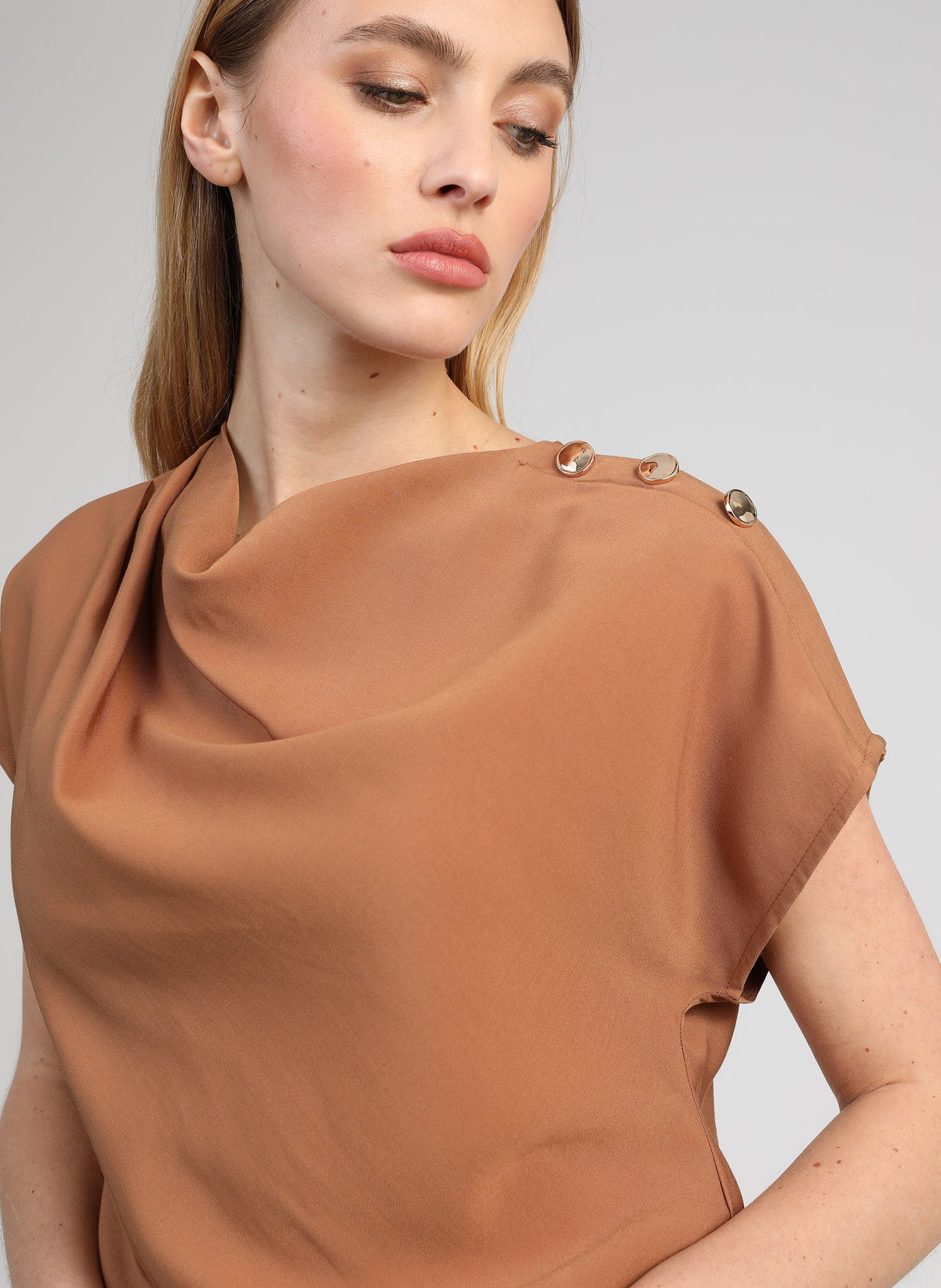 An'ge – Top Kiline Daim, braune Bluse getragen von einem Model, Vorderansicht, Knopfdetail