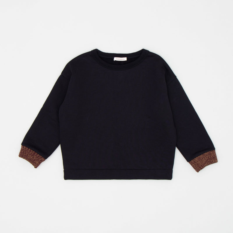 Sudadera Kom Negra - Selección Caramelo disponible en amaetc.com, concept store eco amigable para niños