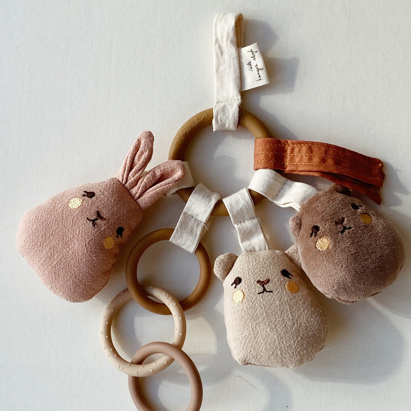 Anneau d'éveil tiny friends sand KONGES SLOJD - Sélection Konges slojd à retrouver sur amaetc.com, concept store eco friendly pour enfants