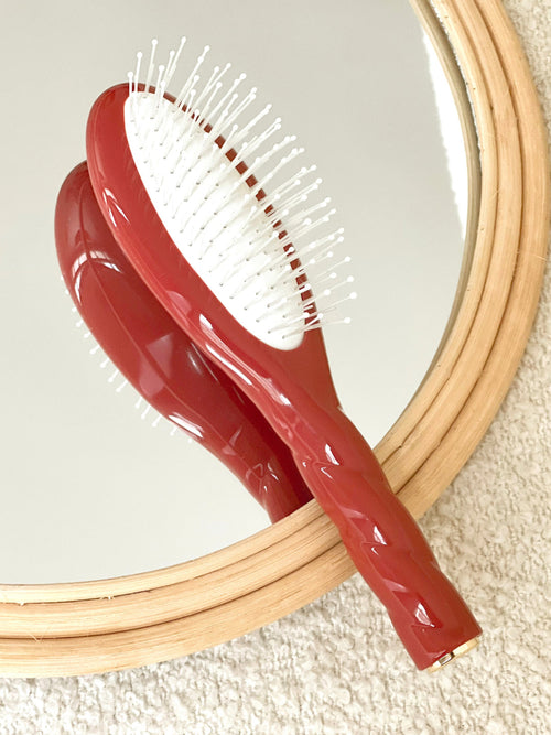 N.04 La Petite Brosse Démêlante & Massante La Miracle Terre Battue