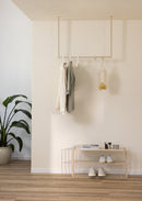 Kleiderstange RUBI mit Kleidung und Schuhregal in modernem Ankleidebereich, minimalistisches Design, stabil und funktional.