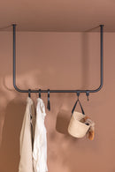 Kleiderstange mit Deckenmontage aus Metall, ideal para chaquetas y accesorios en Eingangsbereich.