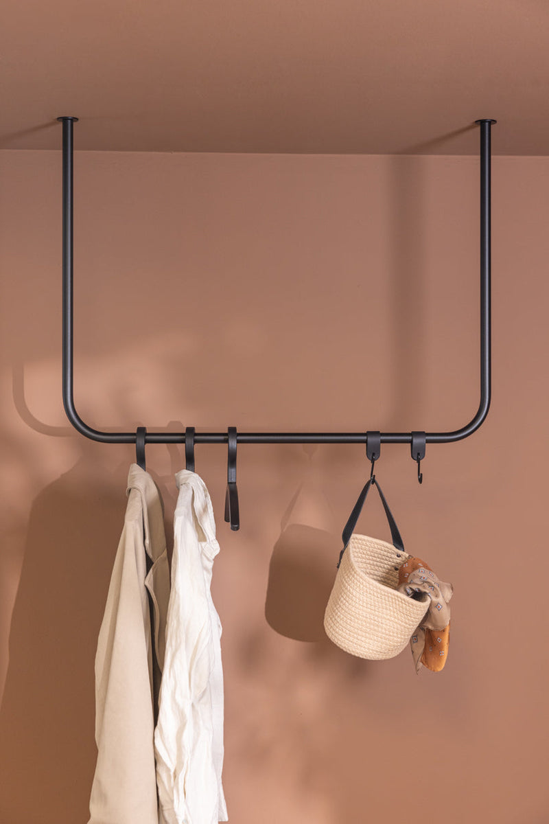 Kleiderstange mit Deckenmontage aus Metall, ideal para chaquetas y accesorios en Eingangsbereich.