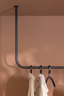 Ropa ENIO en metal con forma abgerundeter, ideal para Jacken y Mäntel im Eingangsbereich.