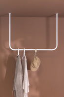 Kleiderstange Enio mit Deckenmontage, perfecto para Jacken y Hüte, diseño minimalista en blanco.