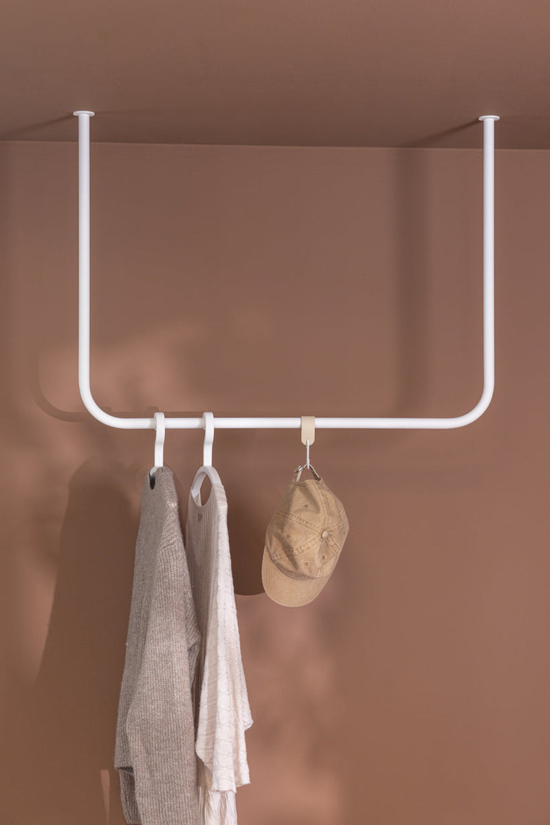 Kleiderstange Enio mit Deckenmontage, perfecto para Jacken y Hüte, diseño minimalista en blanco.