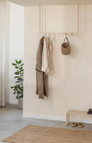 Kleiderstange RUBI mit minimalistischer Form, Kleidung und Taschen an der Wand hängend, moderner Ankleidebereich.