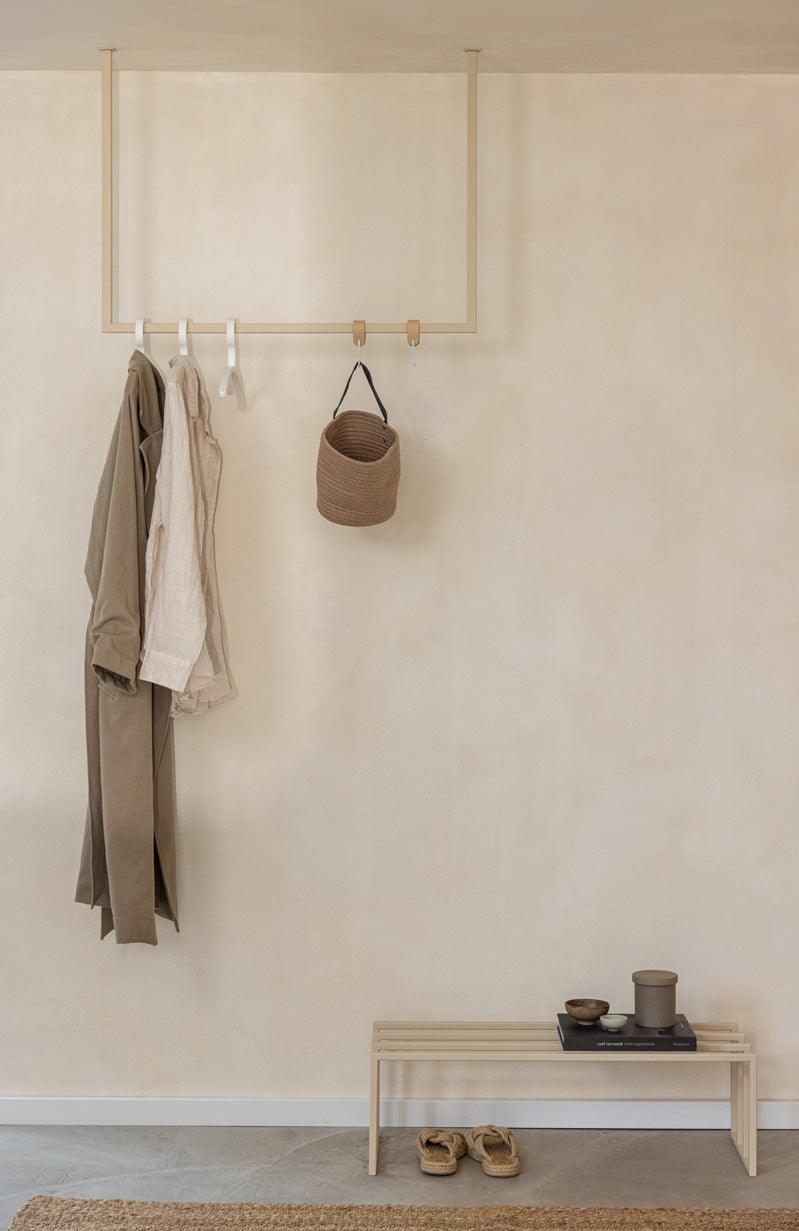 Kleiderstange RUBI mit minimalistischer Kleidung und Accessoires in einem eleganten Ankleidebereich.