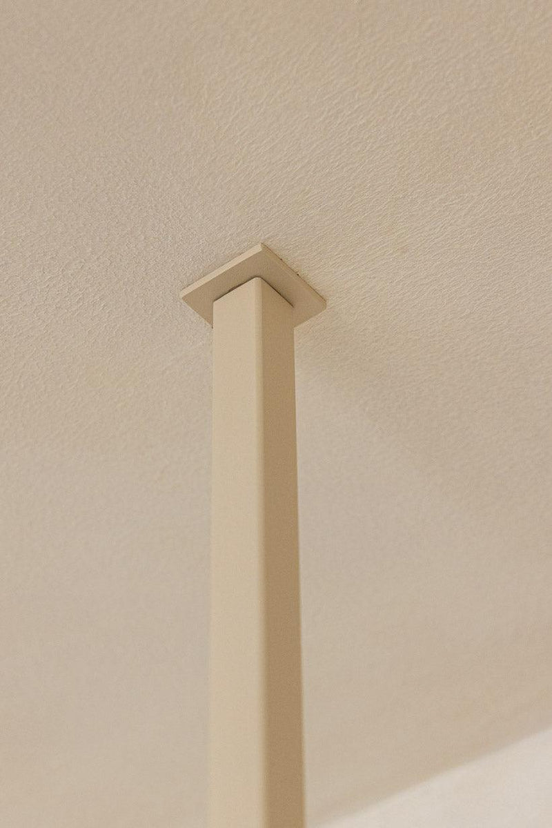 Kleiderstange RUBI: minimalistische und stabile Konstruktion mit eleganter, schlanker Form.