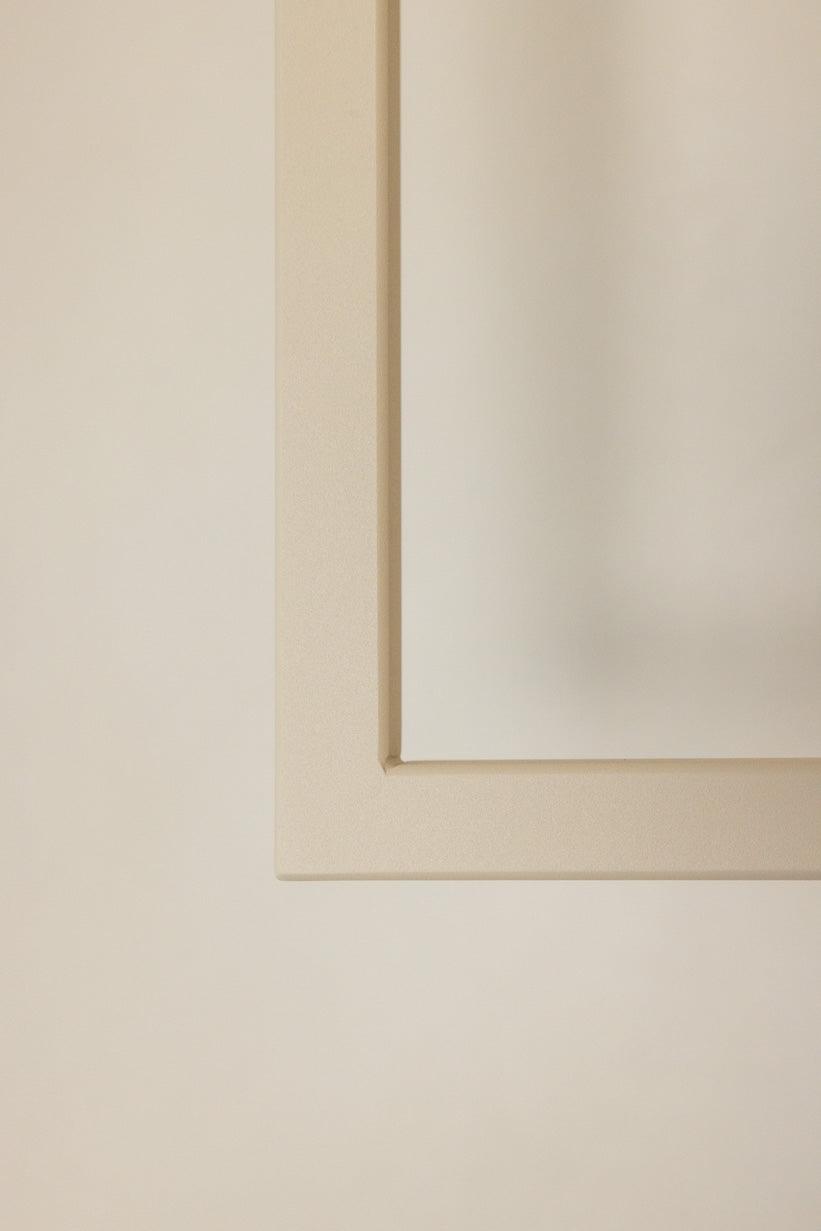 Detailaufnahme eines minimalistischen Rahmens auf hellem Hintergrund, ideal für modern Inneneinrichtungsstile.