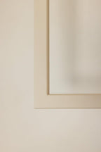 Detailaufnahme eines minimalistischen Rahmens auf hellem Hintergrund, ideal für modern Inneneinrichtungsstile.