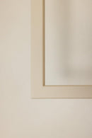 Detailaufnahme eines minimalistischen Rahmens auf hellem Hintergrund, ideal für moderne Inneneinrichtungsstile.