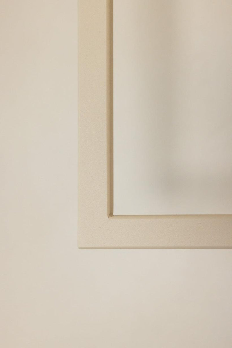 Detailaufnahme eines minimalistischen Rahmens auf hellem Hintergrund, ideal für moderne Inneneinrichtungsstile.