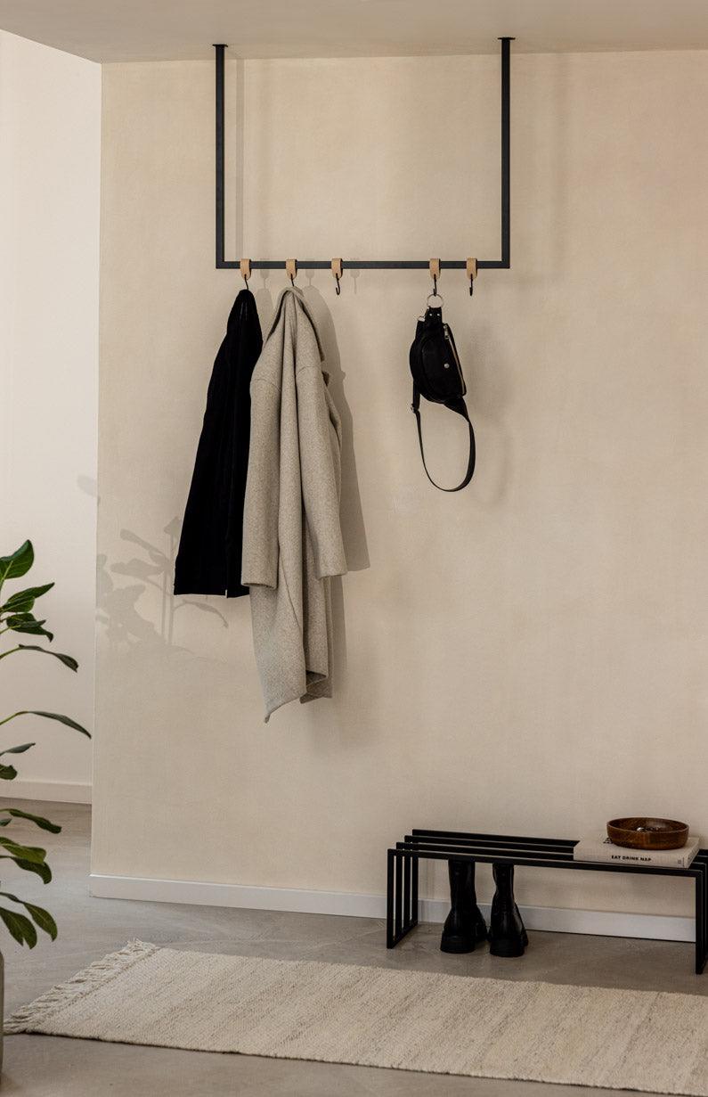 Kleiderstange RUBI in minimalist Design with Jacken and Tasche, ideal for Ankleidebereiche.