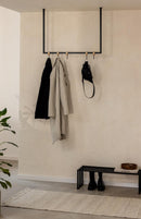 Kleiderstange RUBI in minimalistischem Design mit Jacken und Tasche, ideal für Ankleidebereiche.