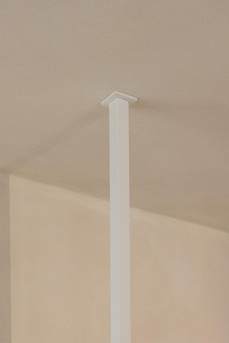 Kleiderstange RUBI in minimalistischem Design, stabil und perfekt für den Ankleidebereich.